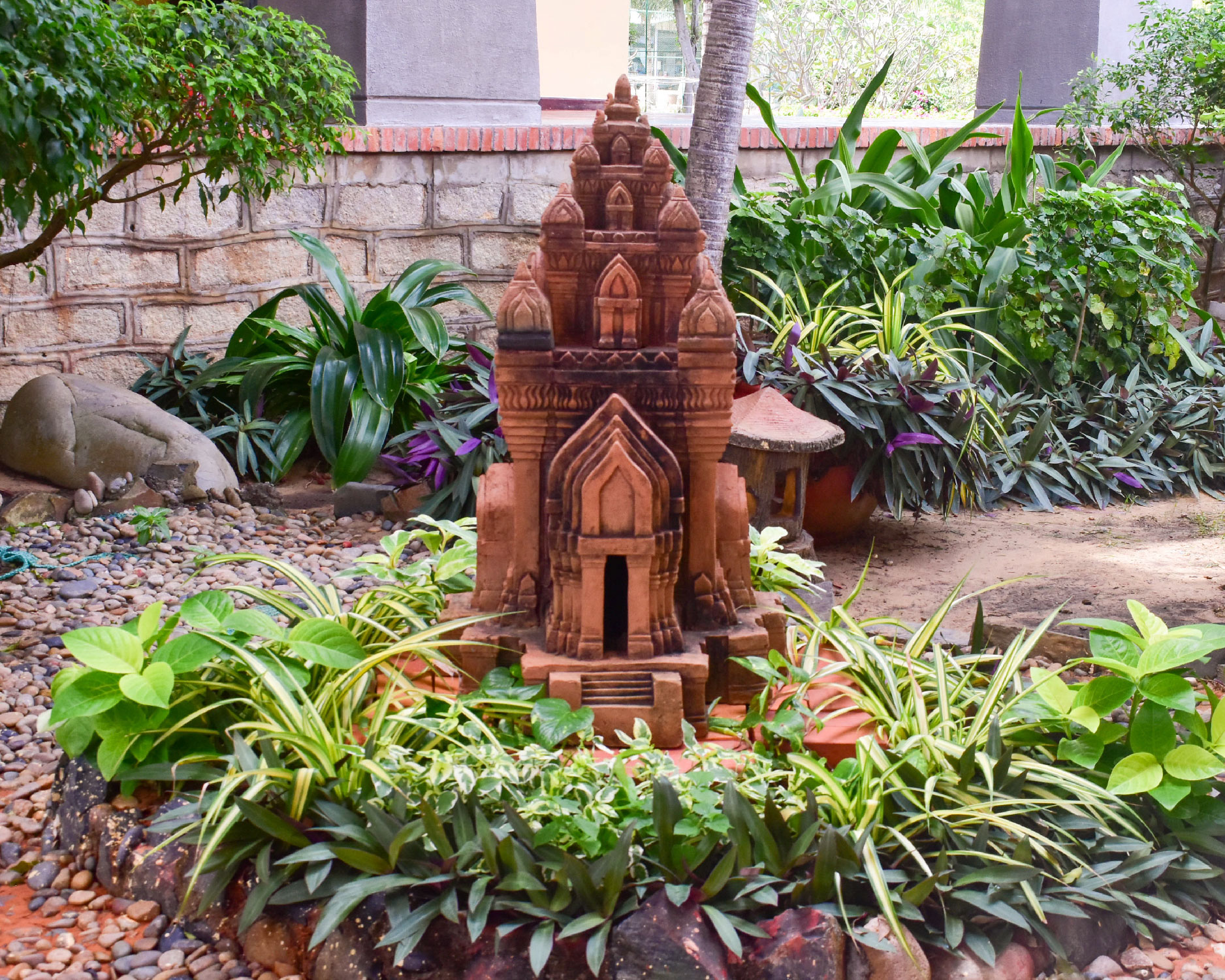 About 1 Pandanus Resort Statue in garden