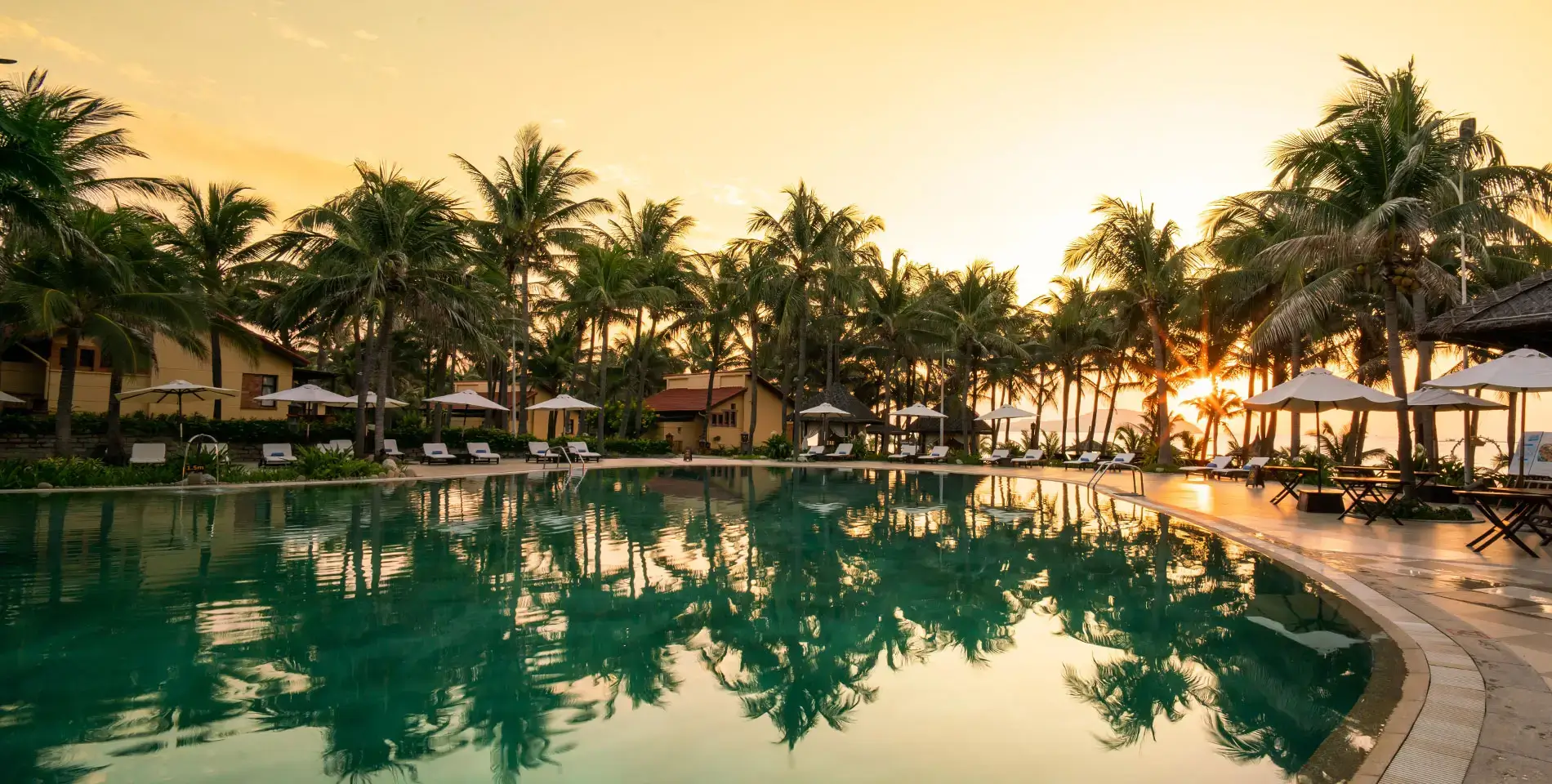 Pandanus Resort, Mui Ne, Tripadvisor Travelers’ Choice, Recommended on HolidayCheck, Café Blue Lagoon Excellent Service by Restaurant Guru. Red Star Quality Award