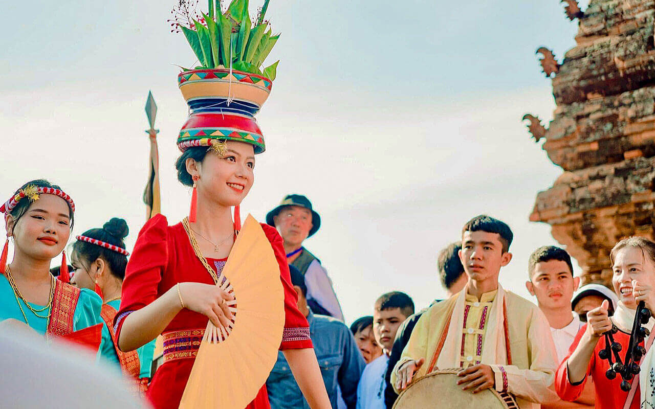 Discover Cham culture in Phan Thiet at Pandanus Resort Mui Ne – a tropical haven celebrating Cham cuisine, heritage, and coastal beauty.