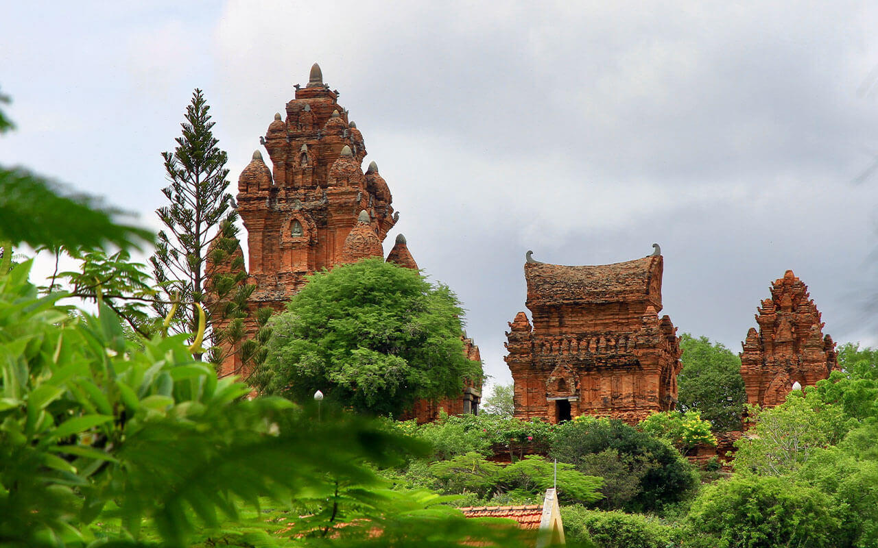 Discover Cham culture in Phan Thiet at Pandanus Resort Mui Ne – a tropical haven celebrating Cham cuisine, heritage, and coastal beauty.