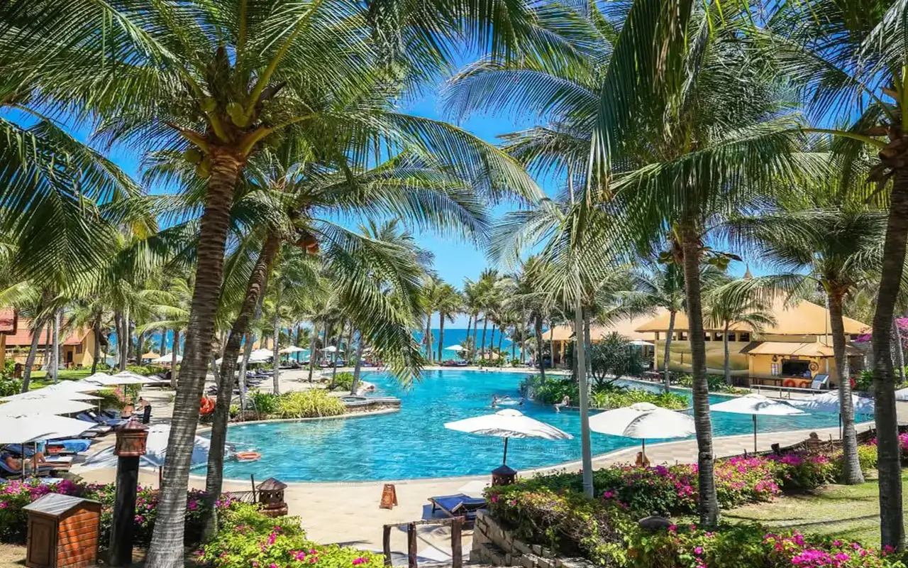 Pandanus Resort Enriching Oasis. Mui Ne is celebrated for its endless white sand dunes, towering coconut palms, and year-round sunshine. All of this natural beauty is gracefully reflected in the serene setting of Pandanus.