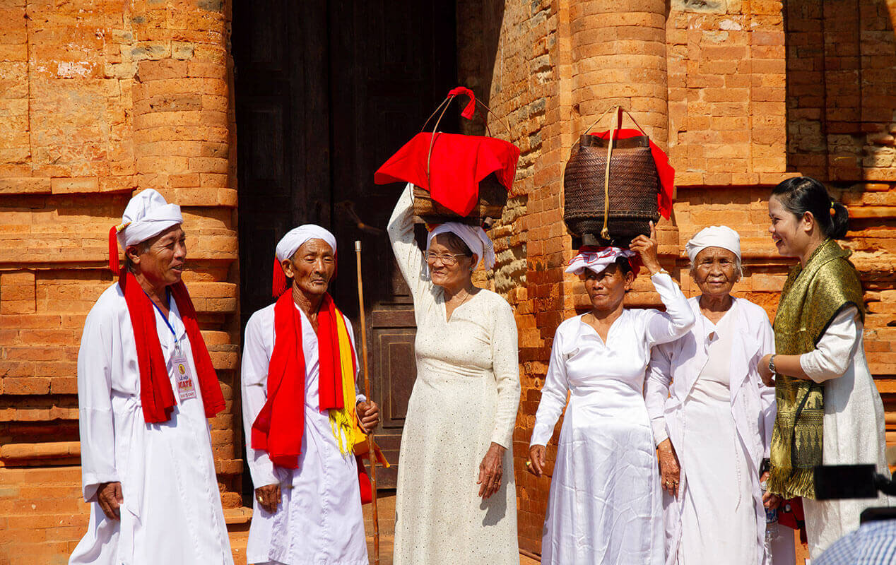 Tưng bừng Lễ hội Katê và khám phá sắc màu văn hóa Chăm cùng Pandanus Resort. Join the sacred Kate Festival and experience the cultural vibrancy of the Cham