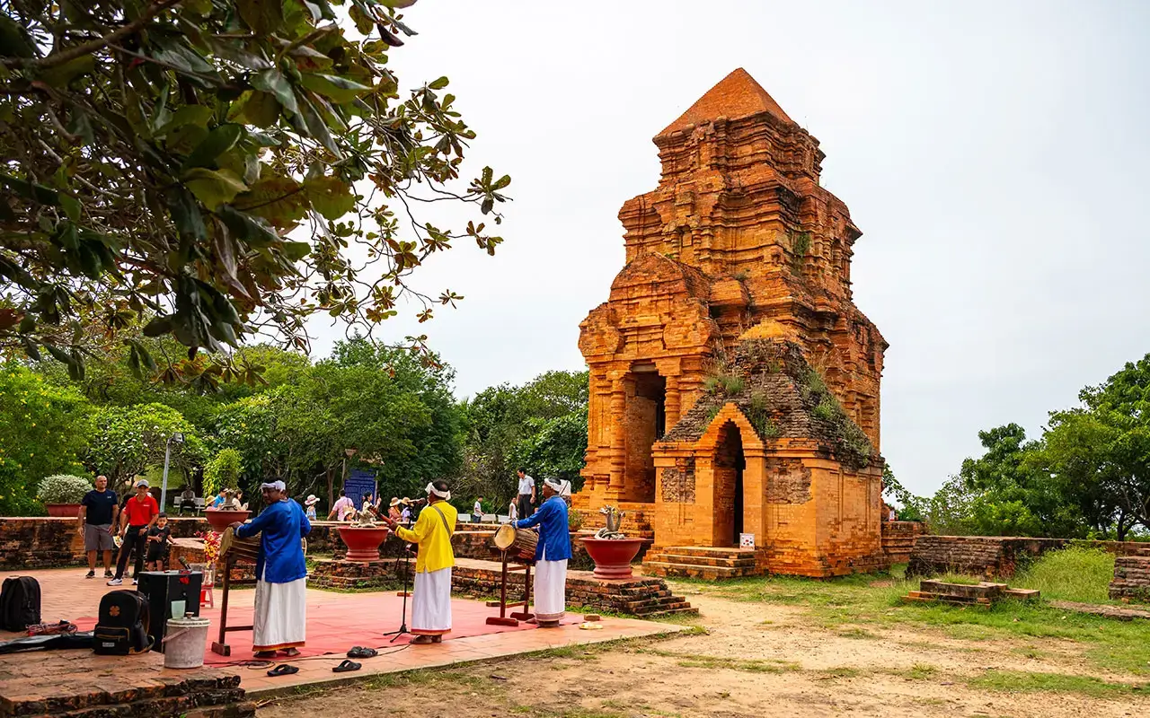 Rộn ràng Năm Mới miền biển 12 Pandanus Resort Throughout our gardens are small streams, lakes with lotus blossoms, water lilies, colourful tropical plants and displays of Cham cultural icons that invite you to wander and explore.