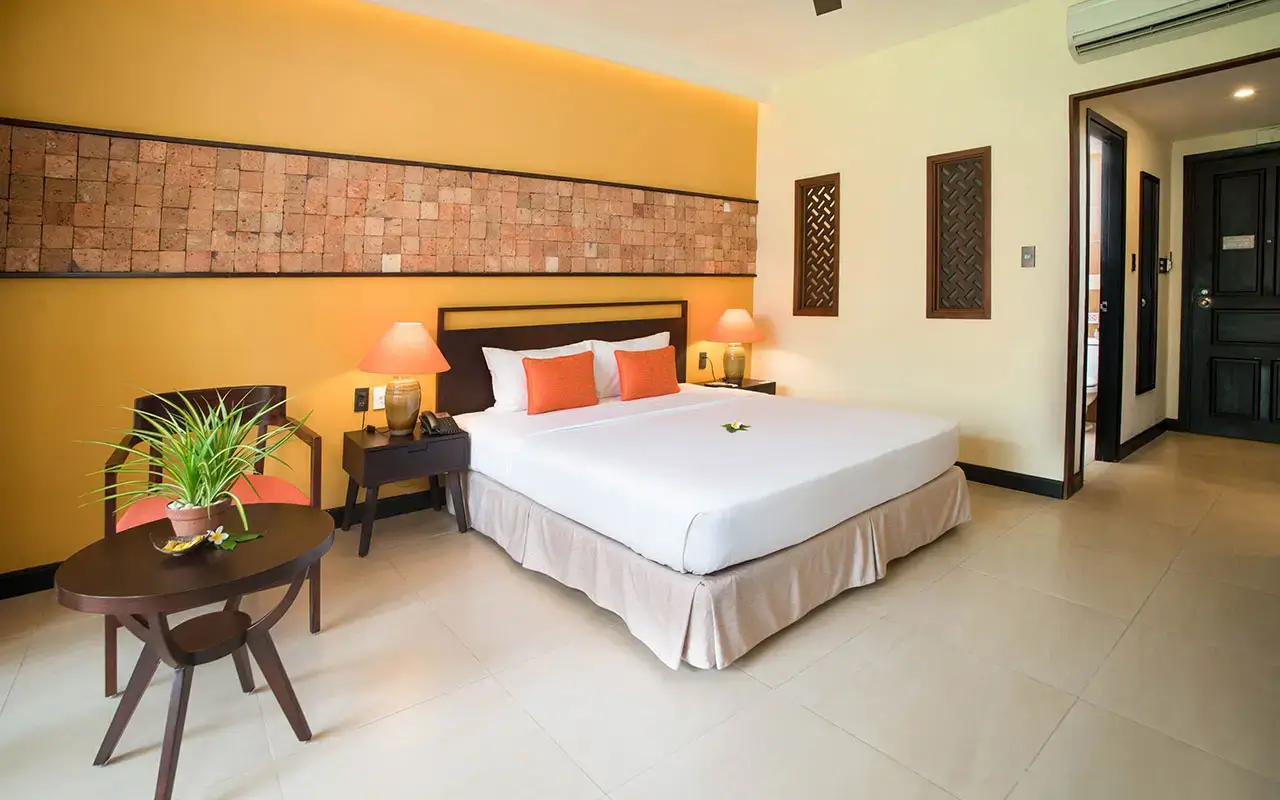 Pandanus Resort encompasses over 10 hectares, with 257 spacious rooms, large gardens filled with tropical flora and high-quality facilities. Built using the architecture and materials of the Cham-era, including charming terracotta bricks and carved wooden details, the resort offers unmatched warmth, intimacy and individuality.