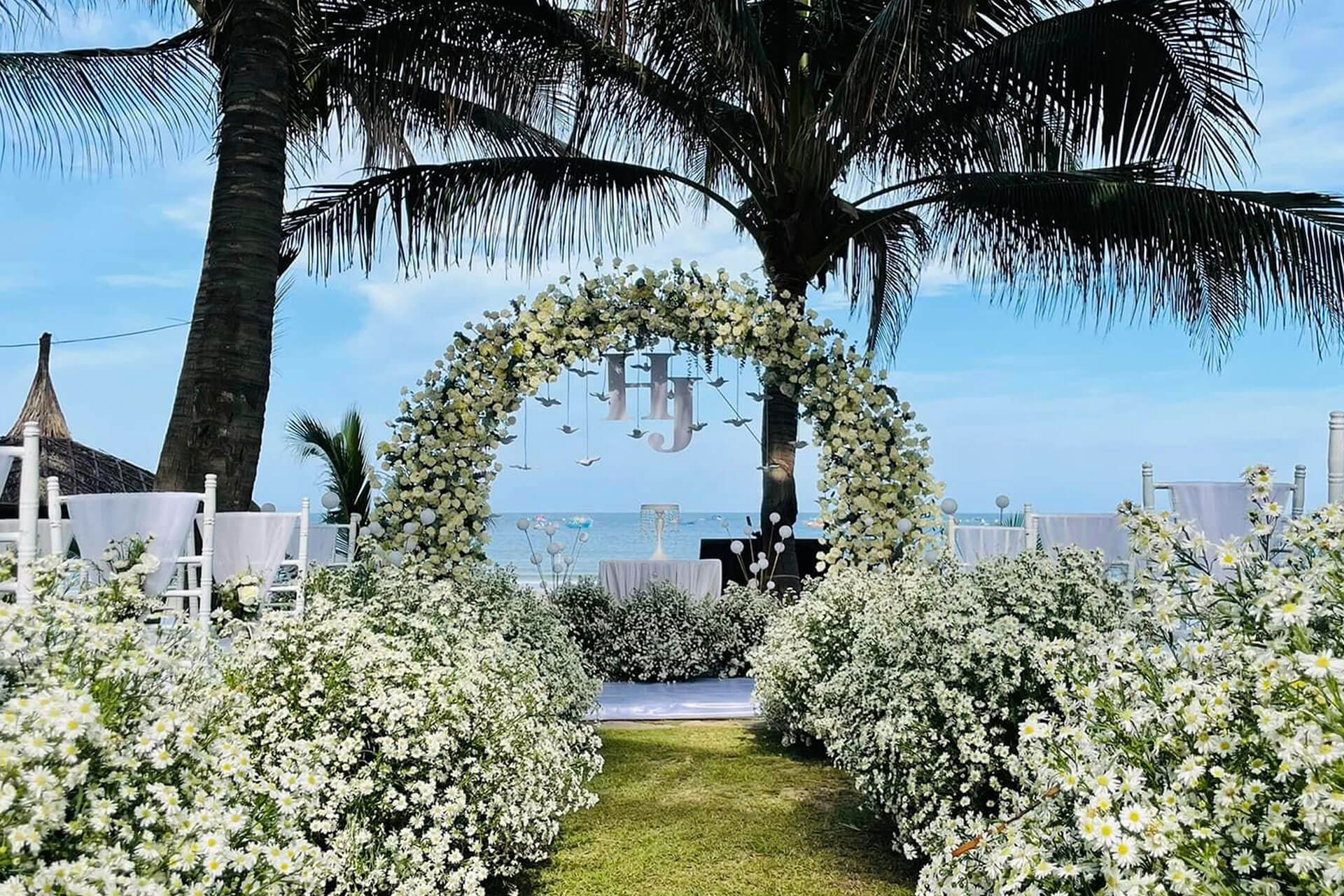 Your magical wedding, brought to life at Pandanus. Pandanus offers the perfect seaside venue to celebrate your dream wedding.