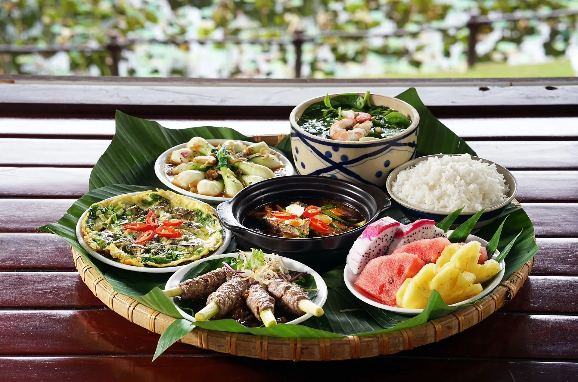 Family Feast. Sum vầy bên “Mâm cơm nhà vị biển” ấm nóng trở nên trọn vẹn hơn khi hương vị địa phương được gói ghém tinh tế để chiều lòng từ người lớn đến trẻ nhỏ.