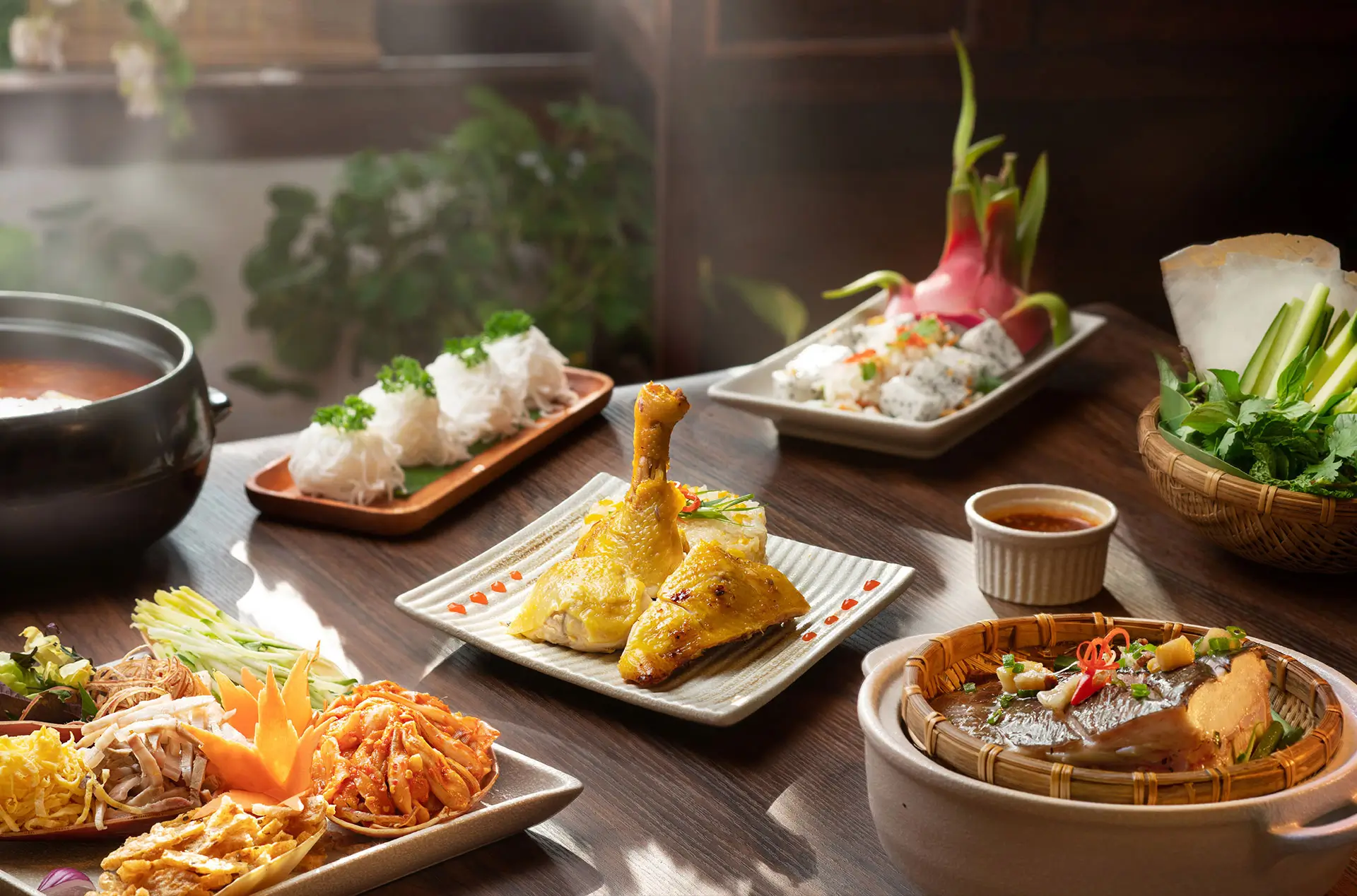 Family Feast. Sum vầy bên “Mâm cơm nhà vị biển” ấm nóng trở nên trọn vẹn hơn khi hương vị địa phương được gói ghém tinh tế để chiều lòng từ người lớn đến trẻ nhỏ.