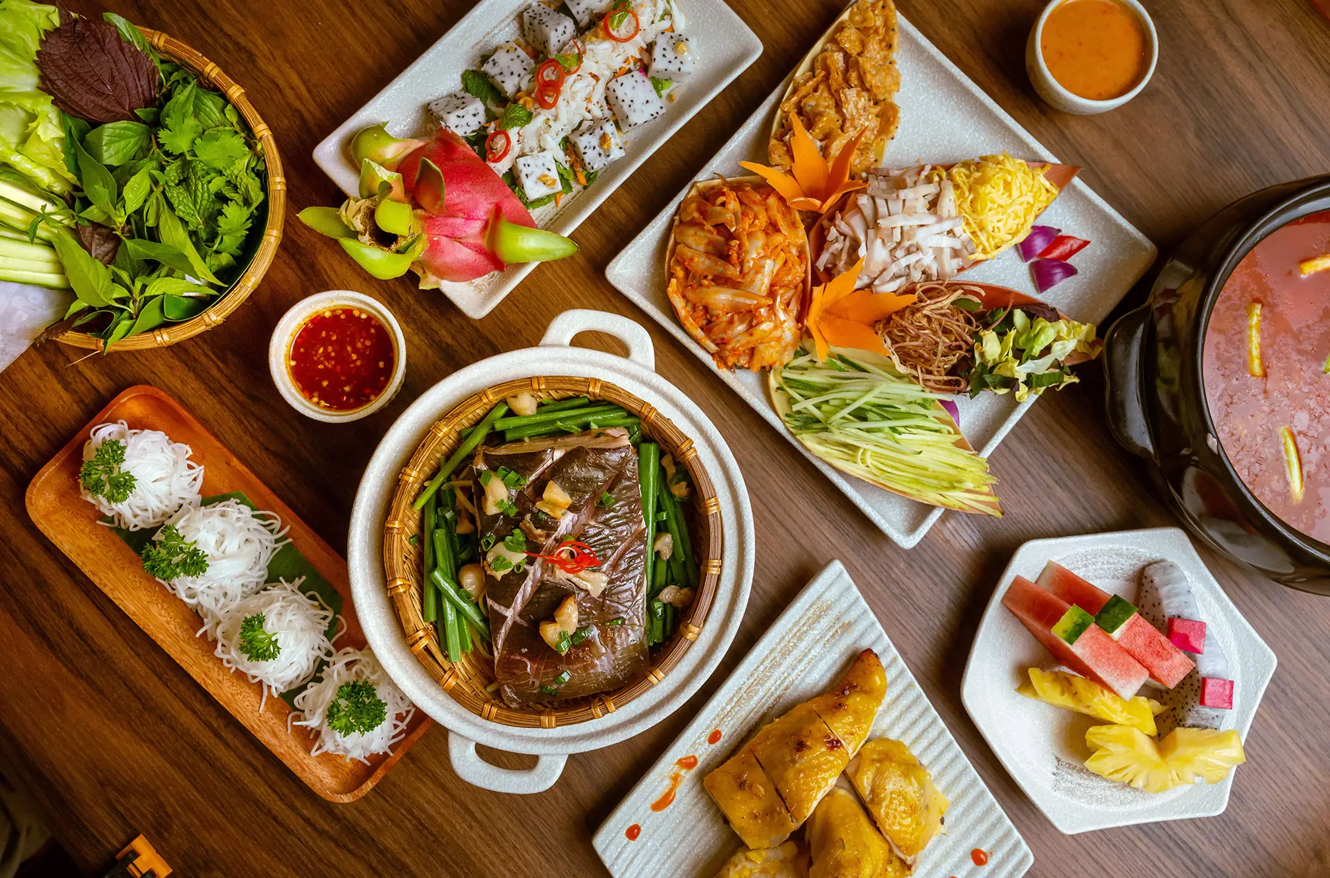 Family Feast. Sum vầy bên “Mâm cơm nhà vị biển” ấm nóng trở nên trọn vẹn hơn khi hương vị địa phương được gói ghém tinh tế để chiều lòng từ người lớn đến trẻ nhỏ.