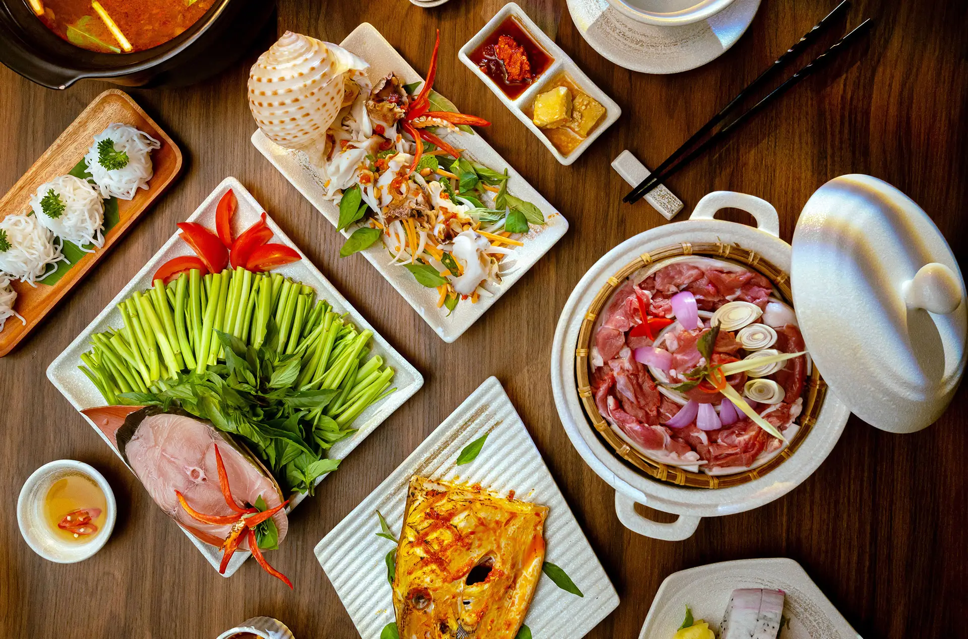 Family Feast. Sum vầy bên “Mâm cơm nhà vị biển” ấm nóng trở nên trọn vẹn hơn khi hương vị địa phương được gói ghém tinh tế để chiều lòng từ người lớn đến trẻ nhỏ.