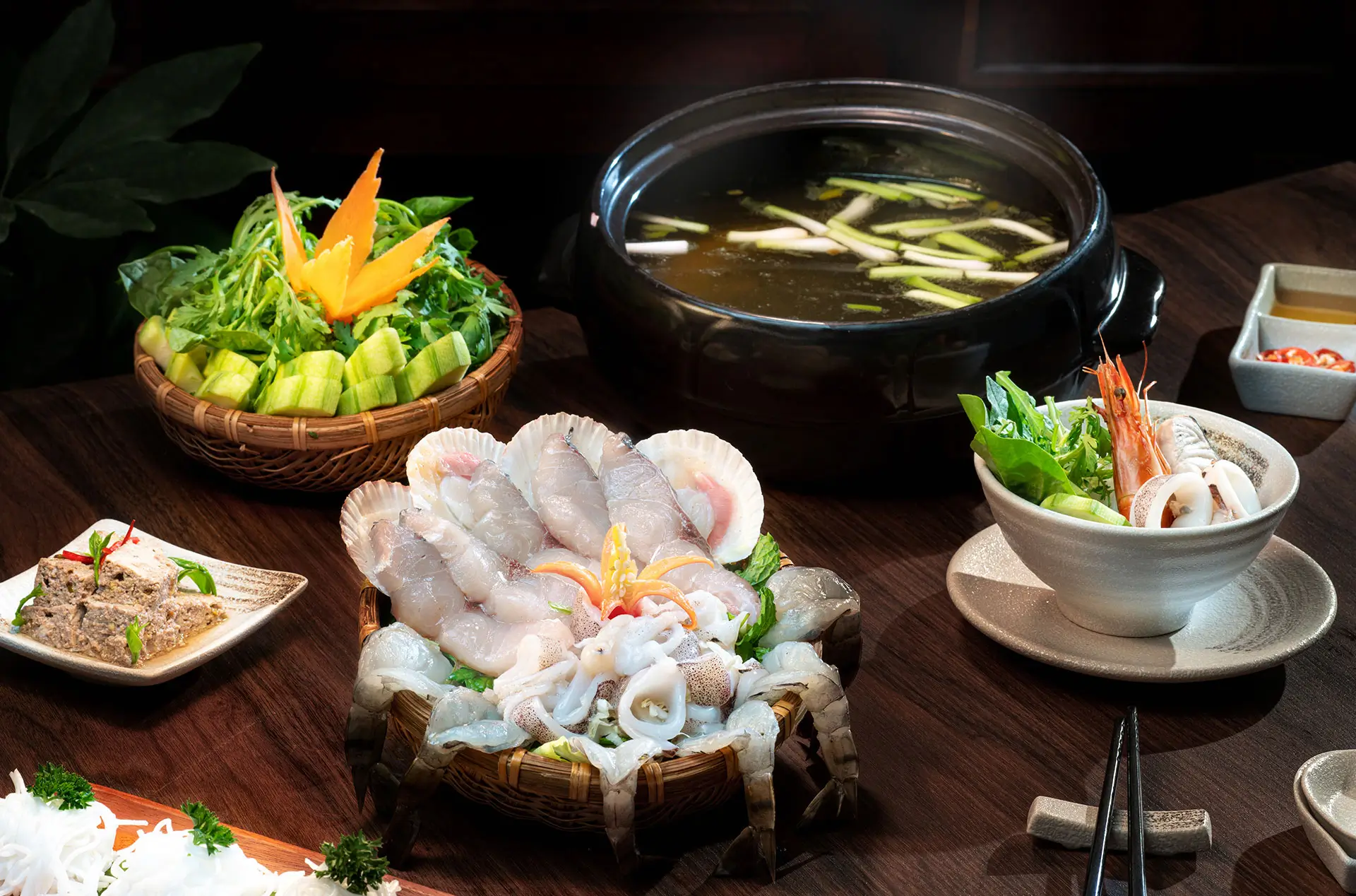 Family Feast. Sum vầy bên “Mâm cơm nhà vị biển” ấm nóng trở nên trọn vẹn hơn khi hương vị địa phương được gói ghém tinh tế để chiều lòng từ người lớn đến trẻ nhỏ.
