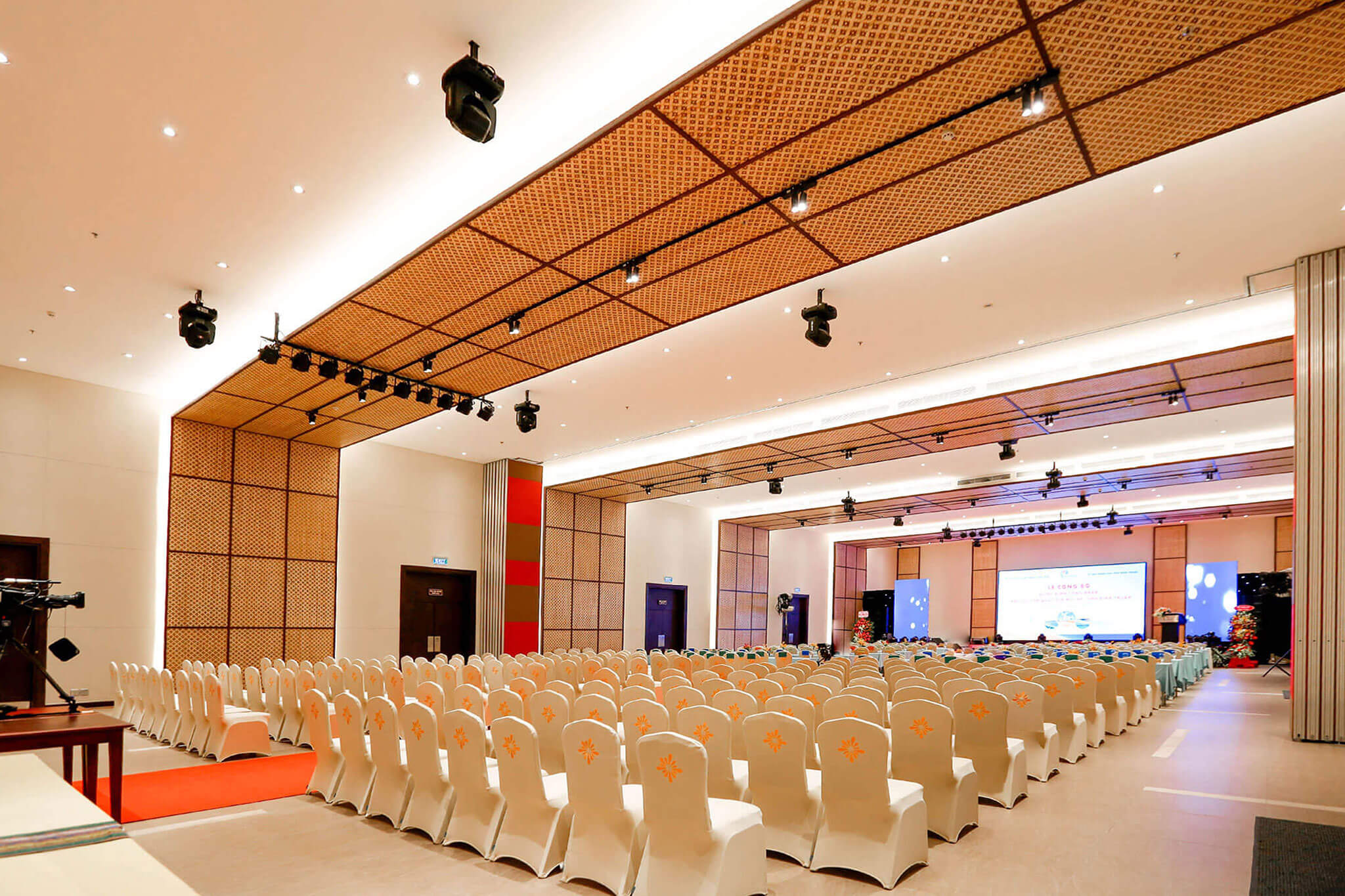 Meetings & Events Our Champa Centre has more than 650 square metres of space to accommodate up to 500 guests, with several possibilities to suit groups as small as ten.