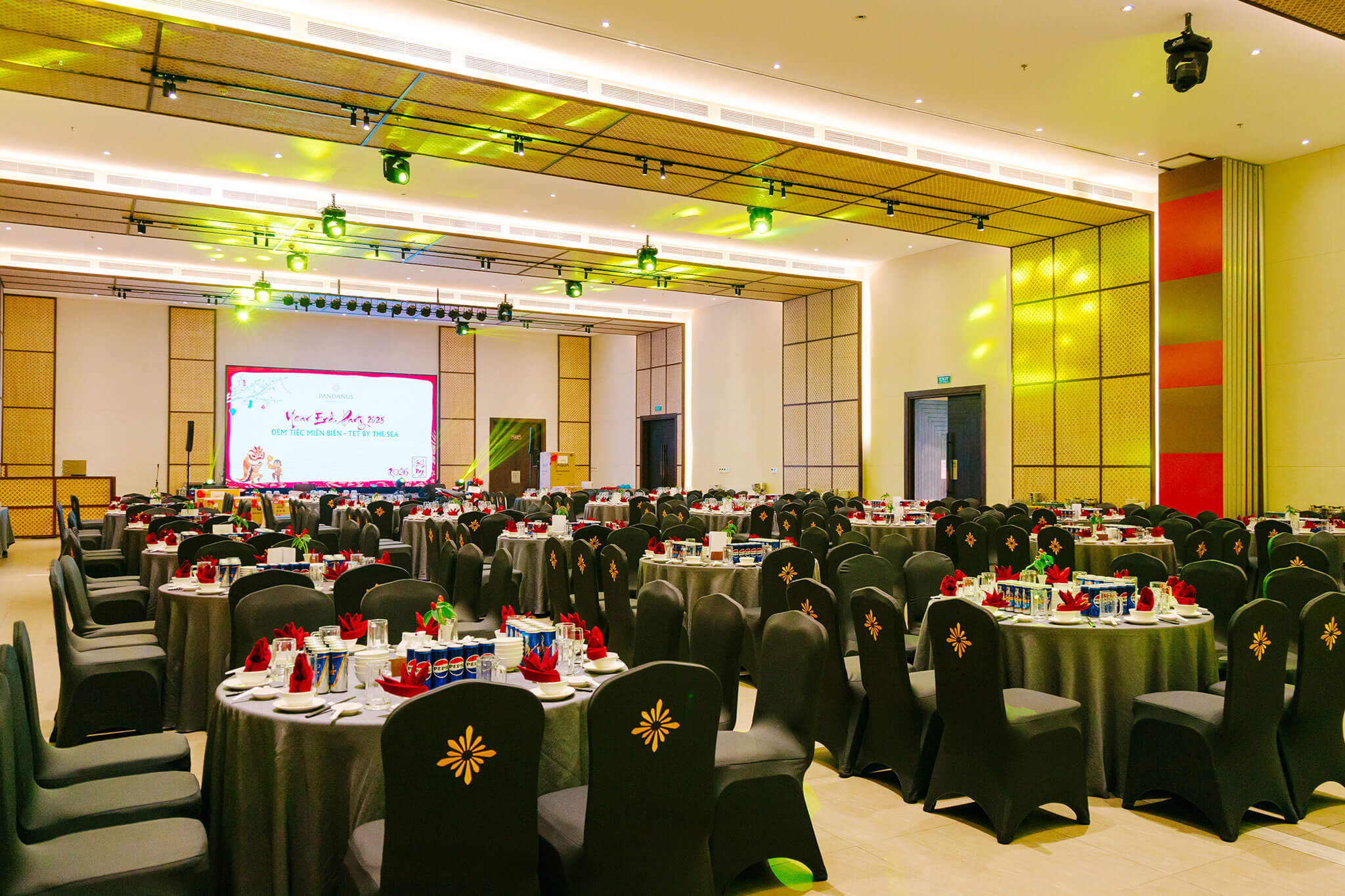 Meetings & Events Our Champa Centre has more than 650 square metres of space to accommodate up to 500 guests, with several possibilities to suit groups as small as ten.