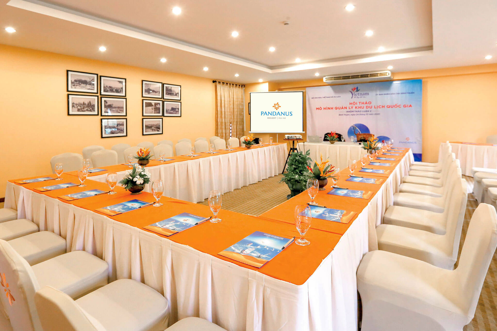 Meetings & Events Our Champa Centre has more than 650 square metres of space to accommodate up to 500 guests, with several possibilities to suit groups as small as ten.