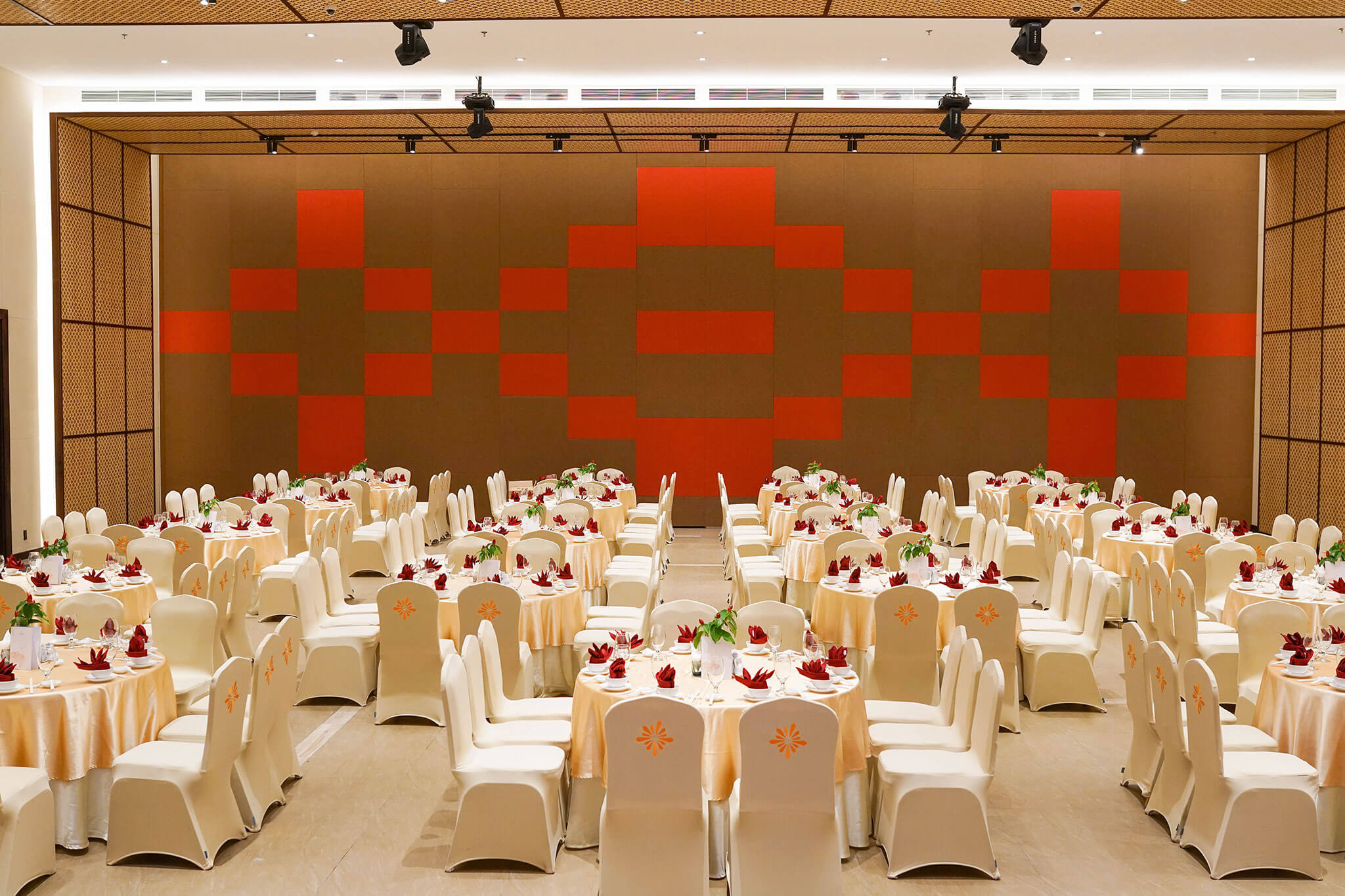 Meetings & Events Our Champa Centre has more than 650 square metres of space to accommodate up to 500 guests, with several possibilities to suit groups as small as ten.