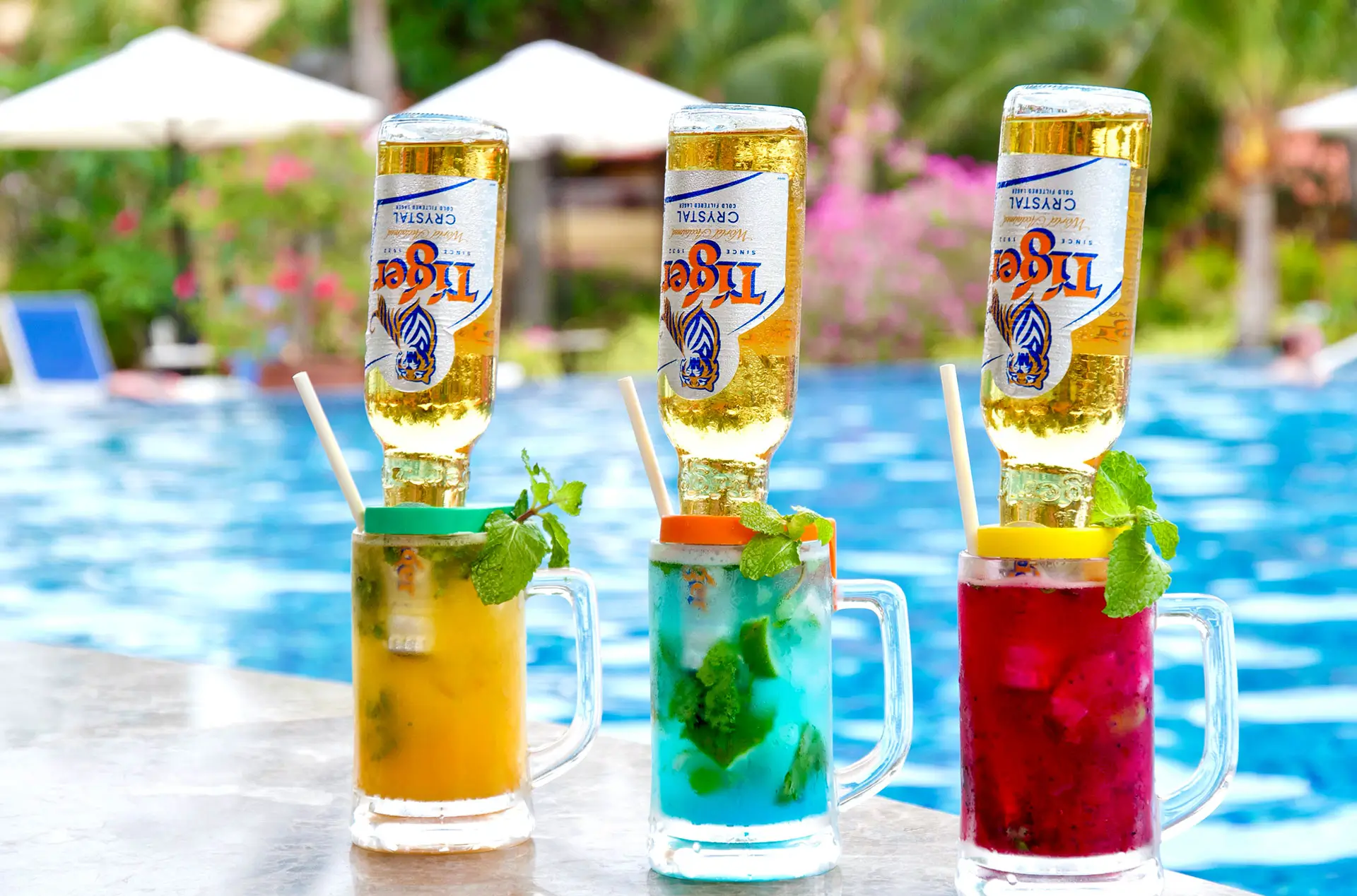 Upside-down Beer Giờ vàng Hè sảng khoái. Xoay chiều vị mát. Cool off in the refreshing waters of Garden Pool and unwind amidst lush tropical surroundings. Nestled beside the tranquil lake, it's the perfect summer hideaway to relax, soak up the sunshine, and savour the moment.