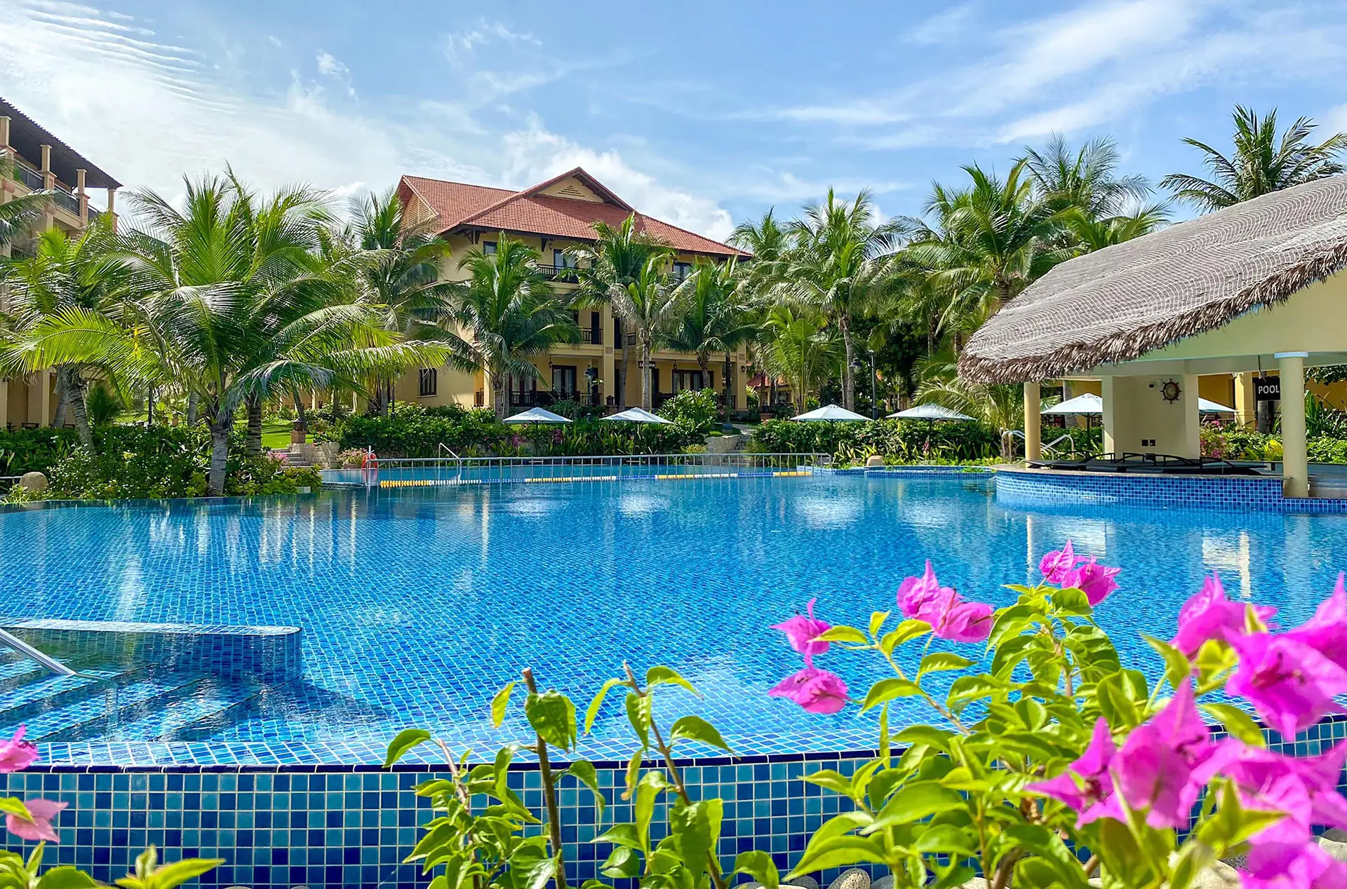 Upside-down Beer Giờ vàng Hè sảng khoái. Xoay chiều vị mát. Cool off in the refreshing waters of Garden Pool and unwind amidst lush tropical surroundings. Nestled beside the tranquil lake, it's the perfect summer hideaway to relax, soak up the sunshine, and savour the moment.