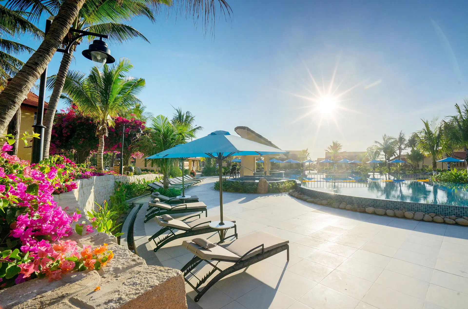 Upside-down Beer Giờ vàng Hè sảng khoái. Xoay chiều vị mát. Cool off in the refreshing waters of Garden Pool and unwind amidst lush tropical surroundings. Nestled beside the tranquil lake, it's the perfect summer hideaway to relax, soak up the sunshine, and savour the moment.