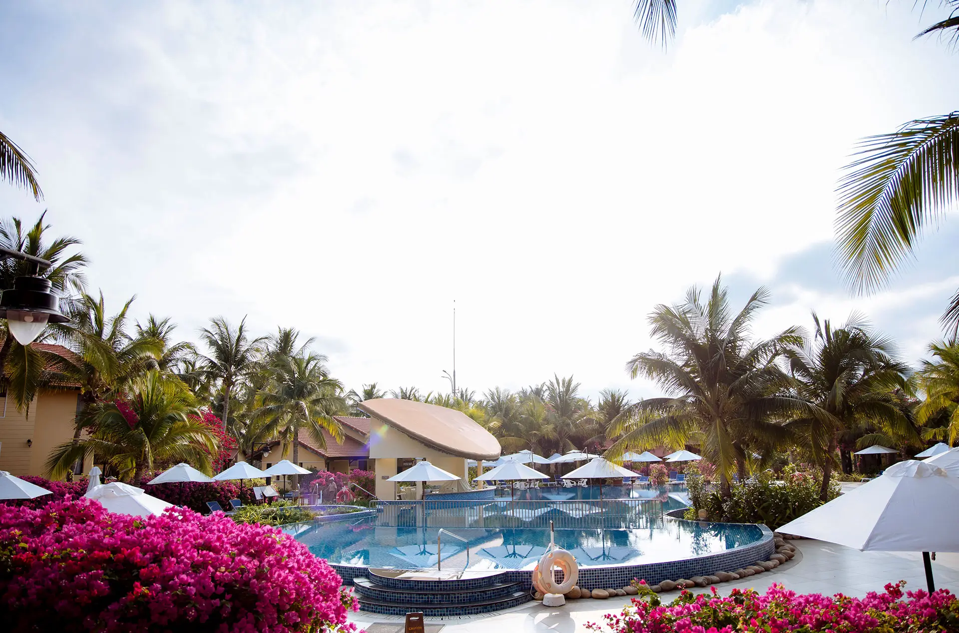 Upside-down Beer Giờ vàng Hè sảng khoái. Xoay chiều vị mát. Cool off in the refreshing waters of Garden Pool and unwind amidst lush tropical surroundings. Nestled beside the tranquil lake, it's the perfect summer hideaway to relax, soak up the sunshine, and savour the moment.