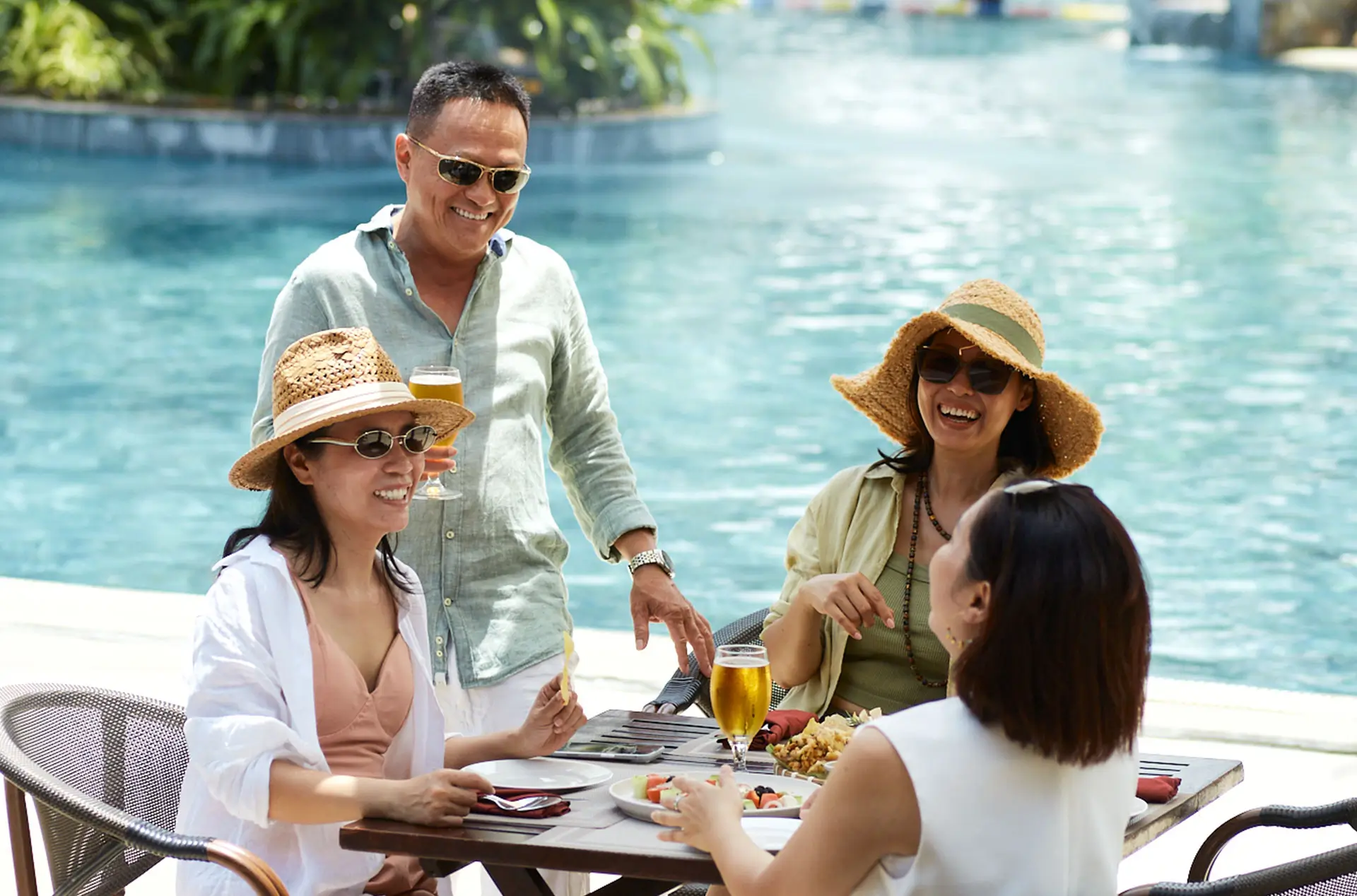 Snack and Sip Snack and Sip. Cool down with chilled beers or coconuts and sea-inspired snacks after a day in the sun. Gác lại nắng gió, tận hưởng bia hoặc dừa tươi ướp lạnh và các món nhắm đậm đà vị biển.