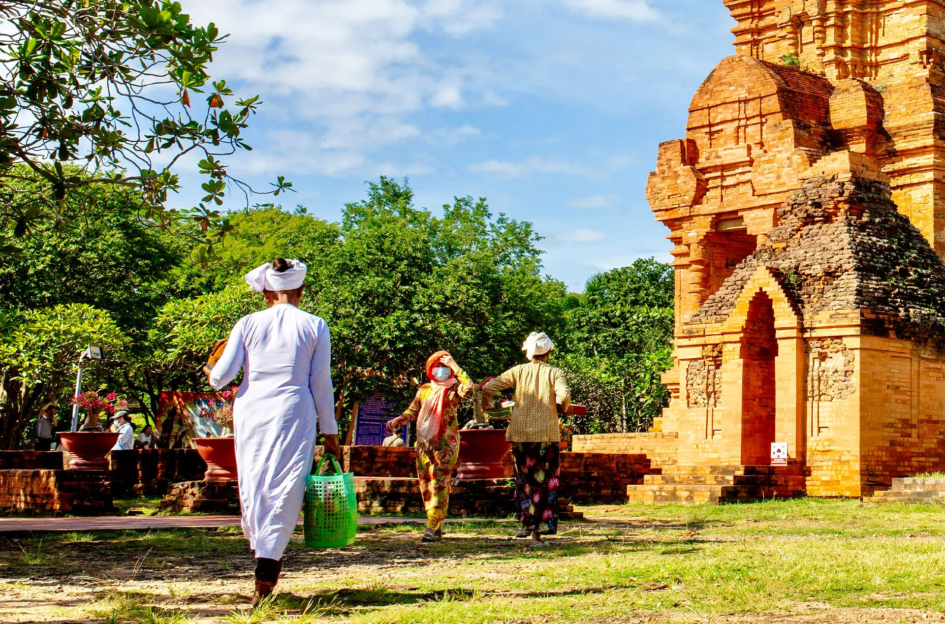 Rhythm of Cham 5 Pandanus Resort Mùa lễ hội Katê lại về. Cùng Pandanus đến tháp Pô Sah Inư, hòa vào nhịp lễ hội rộn ràng, thưởng vị trà chiều với canapé và bánh gừng truyền thống.